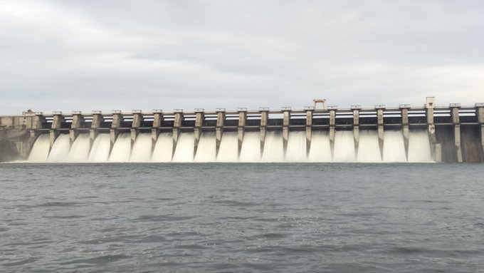 पैठण / Jayakwadi Dam - Paithan, Aurangabad. At 98% of its live capacity of 2,170,000 million litres, compared to 93% at the same time last year. 18 of the 27 gates have been opened. The dam is the primary source of water supply for the region’s major industries in Aurangabad and Jalna, as well as to nearly 2.5 lakh hectares of farmland. Data as on 28 Nov.