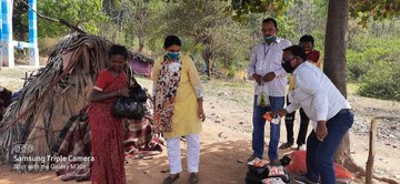 सेवा भाव के उद्देश्य को पूर्ण करते हुए जिला प्रशासन के द्वारा जरूरतमंदों के बीच पहुंचकर भोजन उपलब्ध कराया जा रहा है। कोई भी व्यक्ति भूखा ना रहे, जिला प्रशासन की प्रथम प्राथमिकता। आज गिरिडीह जिला में मुख्यमंत्री दीदी किचन के तहत 5731 असहाय एवम् बेसहारा, 8357 अतिगरीब, 1379 दिव्यांग/ वृद्ध कुल 15467 लाभुकों को भोजन कराया गया । जिसमें 9750 महिला और 5717 पुरुष शामिल है ।