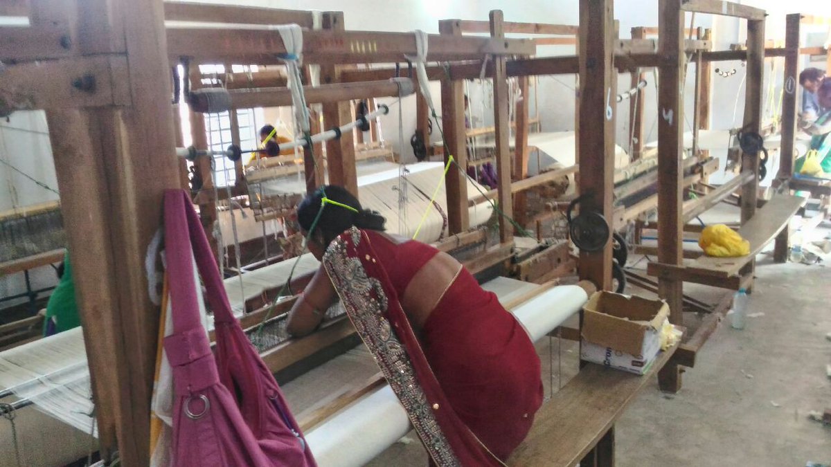 number of women that are participating in a handloom weaving project at Dhanbad, organised by Bharat Coking Coal Limited (BCCL).