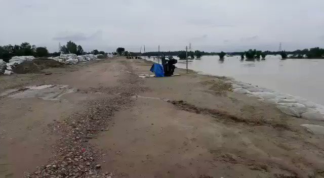 यह दरभंगा जिले के कुमरौल का आज का वीडियो है। वीडियो से स्पष्ट है कि न तो कहीं कटाव हुआ है और न ही कहीं बांध टूटा है। WRD Bihar के अभियंता तटबंधों की लगातार निगरानी कर रहे हैं। आप सभी से अनुरोध है कि Social Media पर गलत सूचना शेयर कर लोगों को चिंता में न डालें।