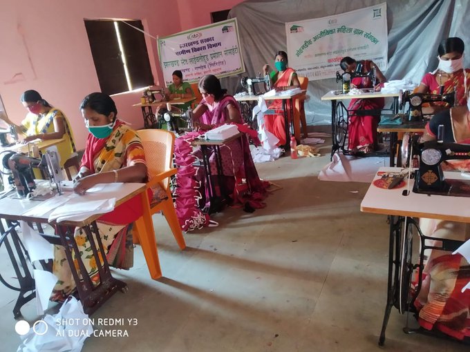 गिरिडीह ज़िला प्रशासन ने स्वयं सहायता समूह के द्वारा अभी तक मास्क तैयार किया गया है।