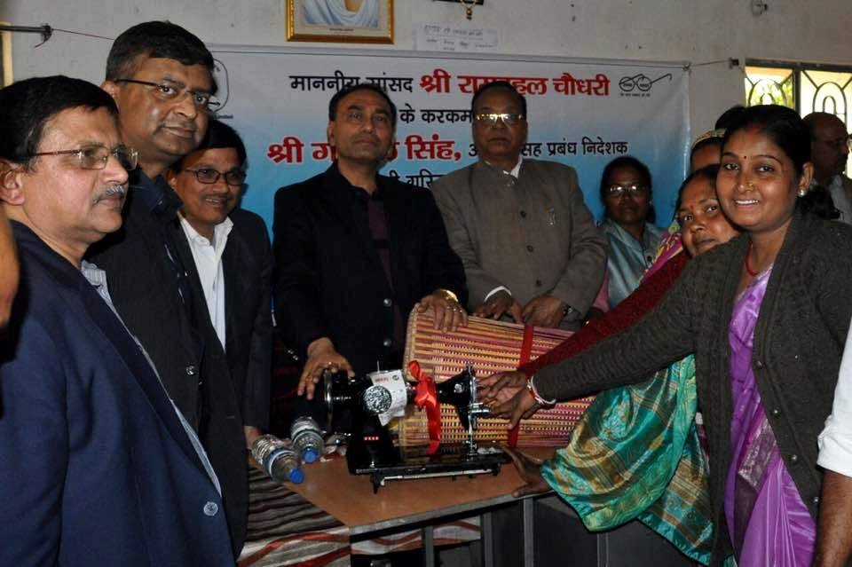 Central Coalfields Limited (CCL), distributed Sewing Machines, Shawls, Sarees and Musical Instruments to women of Hahap Village, Ranchi to help make them self reliant. Shri Gopal Singh, CMD, CCL, Hon’ble Member of Parliament Shri. Ram Tahal Choudhary and senior officials of CCL were present on the occasion.