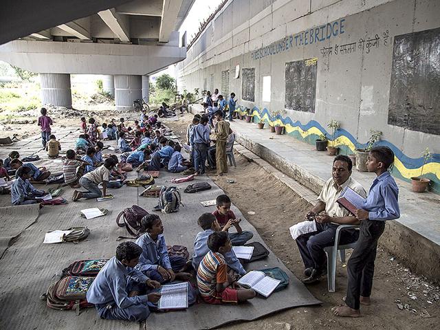 Year that Rajesh Sharma, founder of the “Free school under the bridge” set up his makeshift school under a newly-built aerial bridge in east Delhi’s Shakarpur area. Over 200 children study there – at levels ranging from the first year of primary to the third year of secondary school. A grocery store owner, Rajesh Sharma, himself could not finish university education because he lacked the means.