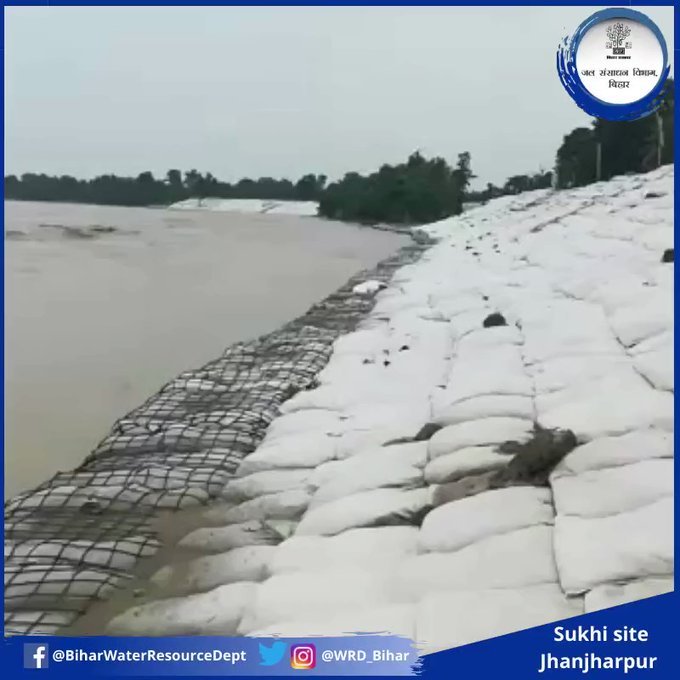 Well protected right Kamla embankment at Sukhi site of Jhanjharpur. Engineers of WRD Bihar are constantly monitoring all the embankments round the clock.