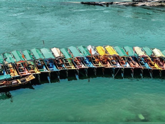 ओंकारेश्वर (मप्र) में नर्मदा जल का टीडीएस । पहले 126 मिलीग्राम/लीटर नापा गया । मिनरल वॉटर का टीडीएस 55 से 60 मिलीग्राम/लीटर मेंटेन करना होता है। पानी हल्का हरा दिखाई देने का मतलब यह है कि पानी की टर्बिडिटी 10 एनटीयू से भी कम है। पारदर्शिता भी बहुत बढ़ गई है। वर्तमान समय में दस फीट की गहराई तक साफ पानी दिखाई दे रहा है। तीर्थनगरी के विद्वान और वरिष्ठ आचार्य सुभाष महाराज वेदमाता गायत्री मंदिर ने बताया कि ओंकारेश्वर में 25 साल पहले नर्मदा का जल ऐसा ही शुद्ध था। मालूम हो, ओंकारेश्वर में आम दिनों में 5 हजार जबकि त्योहारों पर 2 लाख तीर्थ यात्री पहुंचते हैं।