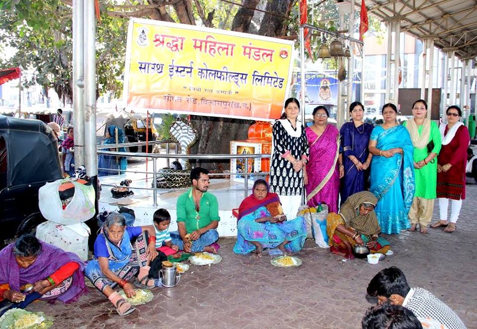 South Eastern Coalfields Limited (SECL), addressed the plight of homeless and less fortunate by distributing food to the needy men, women and children who live in front of Bilaspur Railway station. They also distributed fruits. This good deed was implemented by Shradha Mahila Mandal of SECL.