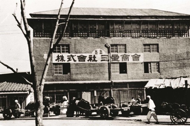 In this day, Samsung was founded as a grocery trading store by Lee Byung-Chull. He started his business in Taegu, Korea, trading noodles and other goods produced in and around the city and exporting them to China and its provinces.