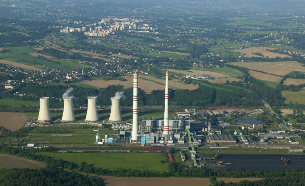 Czech based CEZ Group announced it will close its 600 MW Dětmarovice coal plant, located in Ostrava, by the end of the 2022-23 heating season at the latest. Units 2, 3 and 4 each of 200 MW generation capacity will be shuttered. The 200 MW Unit 2 was retired in 2019. The average daily consumption of fuel per one unit is about 1,600 tons of coal, this figure represents approx. 32 railway wagons.