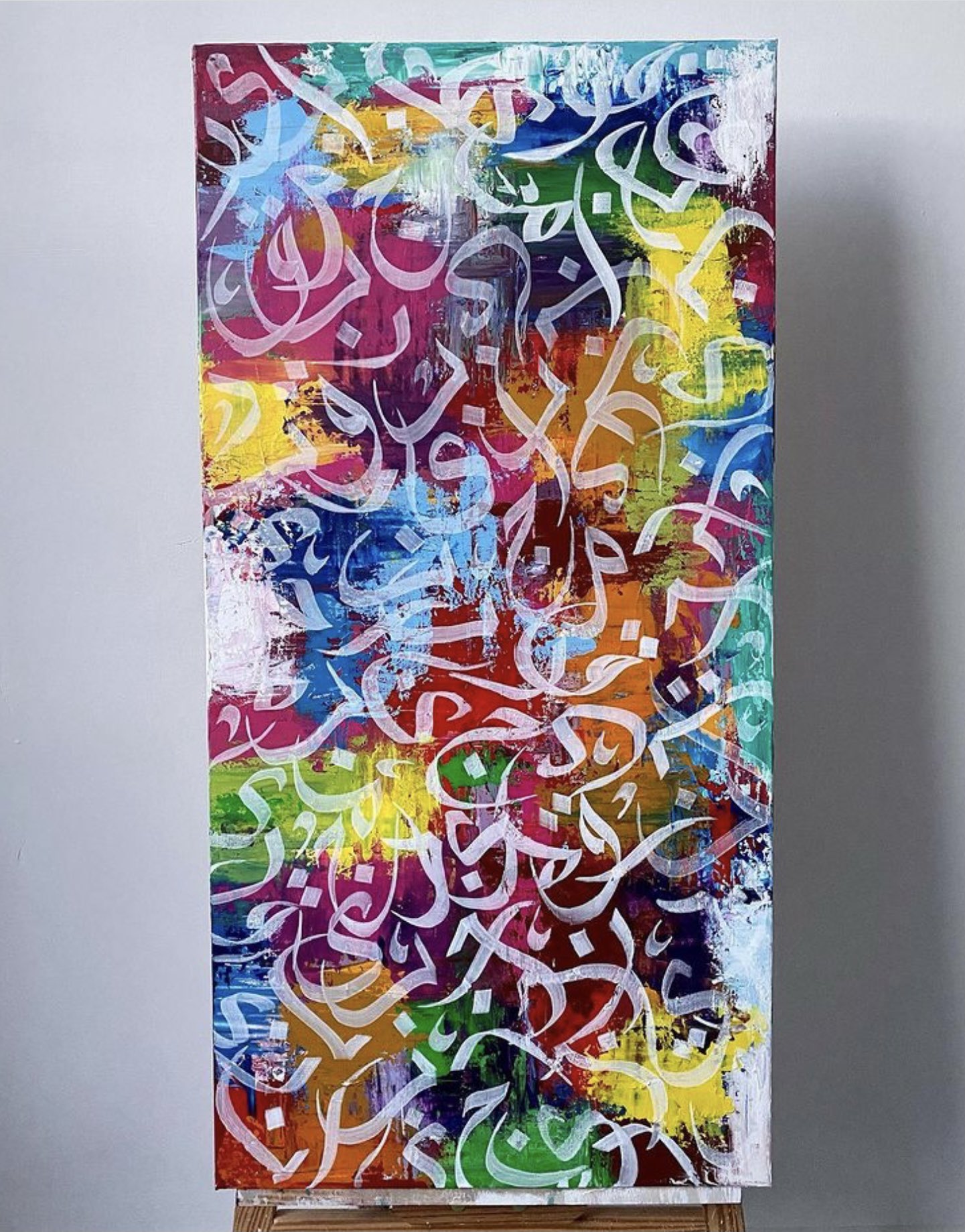 UK based educator and mixed-media artist Ayesha Ahmed work is focused on modern Arabic lettering and abstract art, which she uses to showcase beauty, and express her love for the written word.